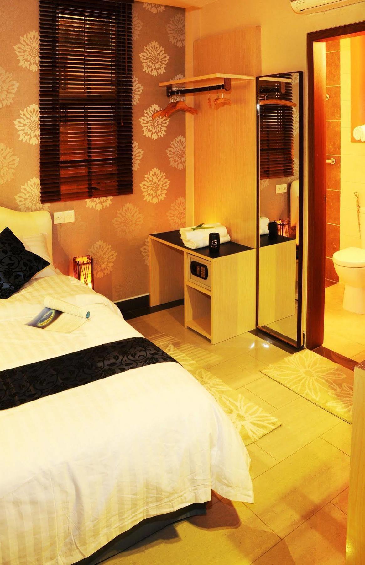 Lvis Boutique Hotel Мале Екстериор снимка